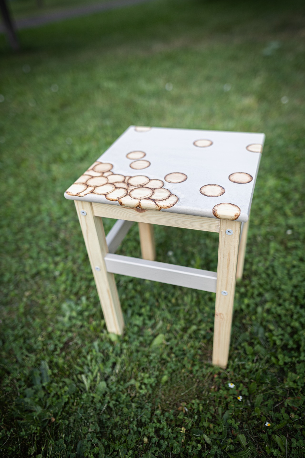 stolička s vypálenými kolečky